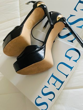 Sandalias Guess Tacón Plataforma Negro Dorado T37