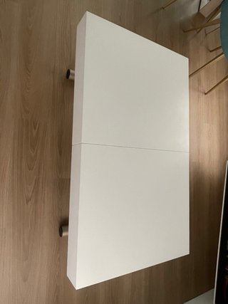 Mesa de centro blanca y dorada