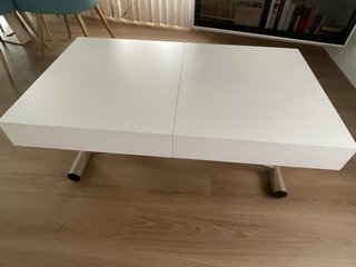 Mesa de centro blanca y dorada