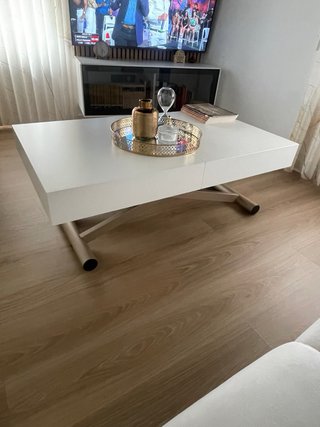 Mesa de centro blanca y dorada