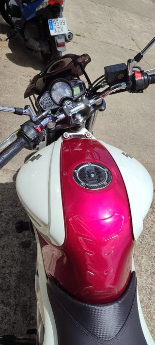 Suzuki Gladius 650 Naked Rosa y Blanca