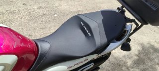 Suzuki Gladius 650 Naked Rosa y Blanca