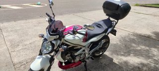 Suzuki Gladius 650 Naked Rosa y Blanca