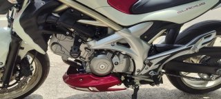 Suzuki Gladius 650 Naked Rosa y Blanca