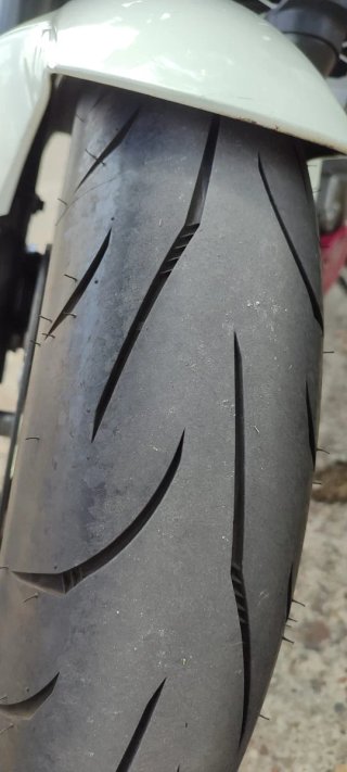 Suzuki Gladius 650 Naked Rosa y Blanca