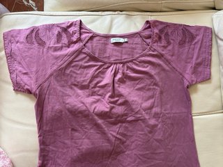 Camiseta Cortefiel rosa con detalles