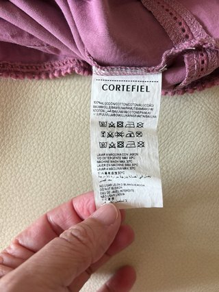Camiseta Cortefiel rosa con detalles