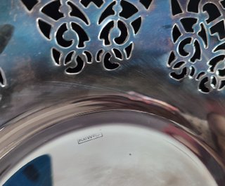 Fuente decorativa metal plateado calada
