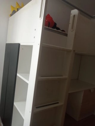 Litera con escritorio blanco y madera