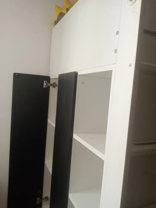 Litera con escritorio blanco y madera
