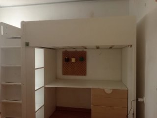 Litera con escritorio blanco y madera