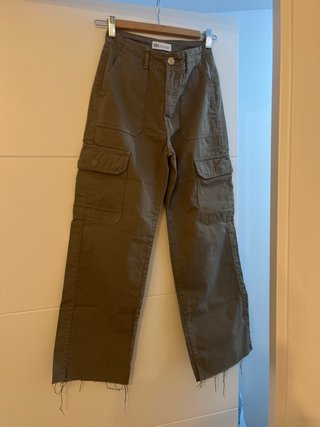 Pantalón cargo Zara mujer verde militar