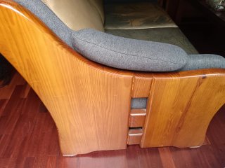 Sofá de madera maciza y polipiel
