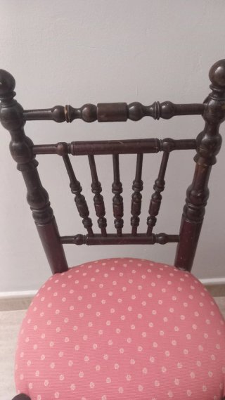 Silla antigua de madera tapizada