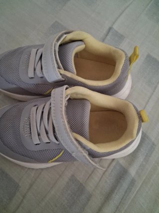 Zapatillas niño grises y amarillas