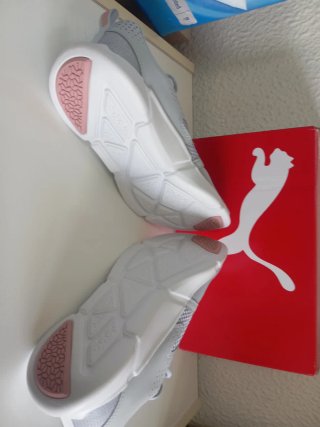 Zapatillas Puma grises y Blancas