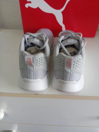 Zapatillas Puma grises y Blancas