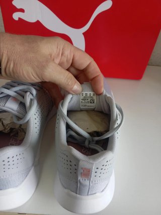 Zapatillas Puma grises y Blancas