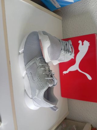 Zapatillas Puma grises y Blancas