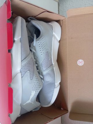 Zapatillas Puma grises y Blancas
