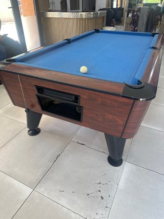 Mesa de billar con accesorios