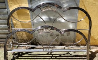Cama vintage de metal plateado