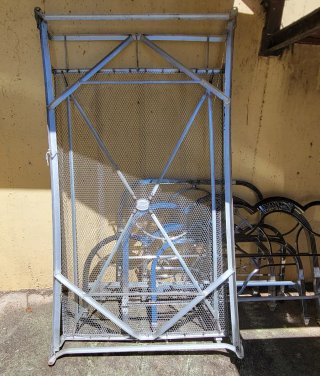 Cama vintage de metal plateado