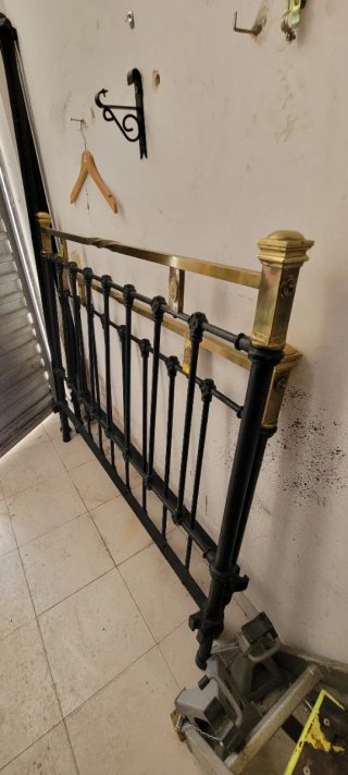 Cama vintage de metal plateado