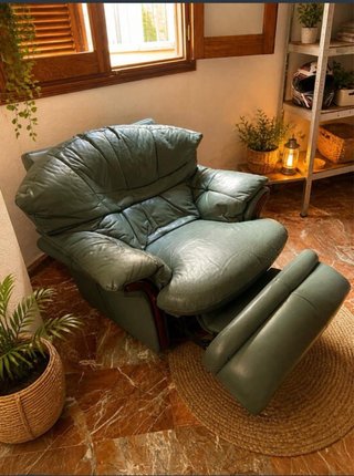 Sofá de piel verde y sillón