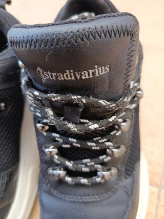 Zapatillas Stradivarius negras cordones