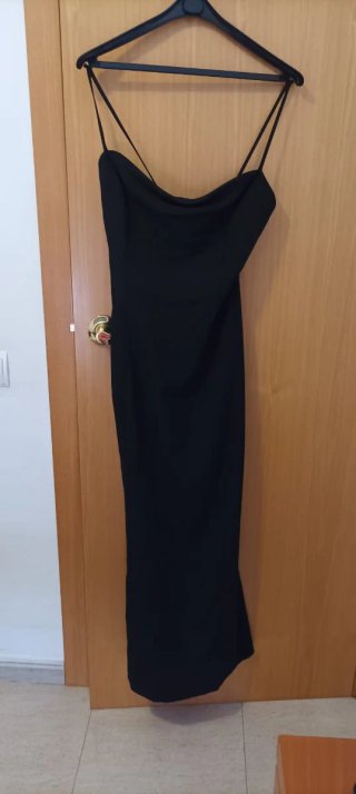 Vestido de fiesta negro con chal