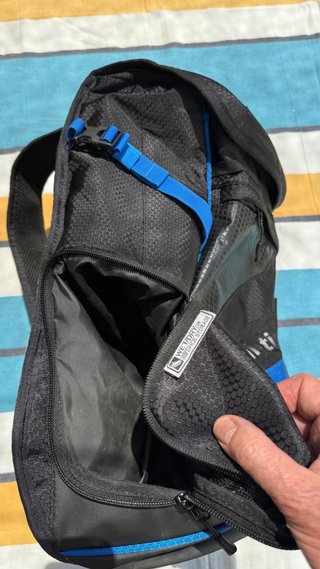 Mochila BMW Athletics Negra y Azul. (original)