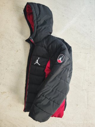 Abrigo Jordan niño negro y rojo.