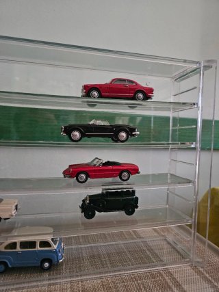Modellini auto Deagostini con bacheca