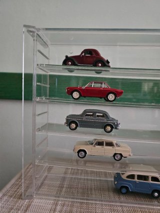 Modellini auto Deagostini con bacheca