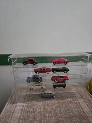 Modellini auto Deagostini con bacheca