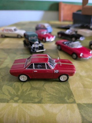 Modellini auto Deagostini con bacheca