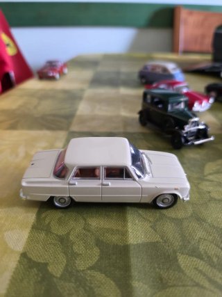 Modellini auto Deagostini con bacheca