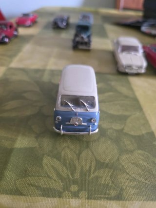 Modellini auto Deagostini con bacheca