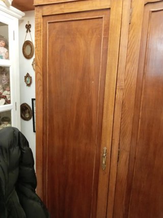 Ropero de madera castaño