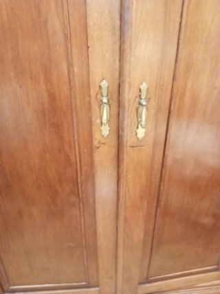 Ropero de madera castaño