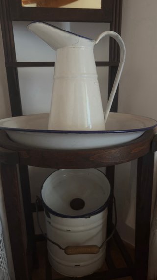 Lavabo antiguo de madera, no lleva los trapos