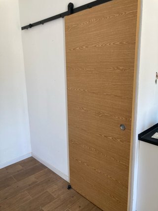 Puerta corredera con riel Material dm
