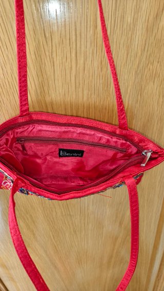 Bolso de mano rojo con flores bordadas