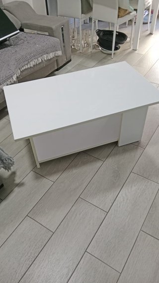 Mesa de salón blanca de madera