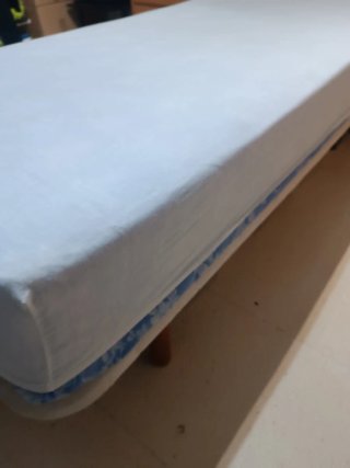 Escritorio de madera, estantería a juego y somier.