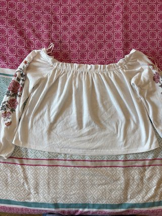 Blusa blanca con bordado floral