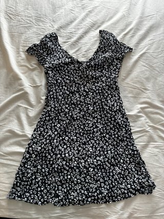 Vestido negro con flores blancas