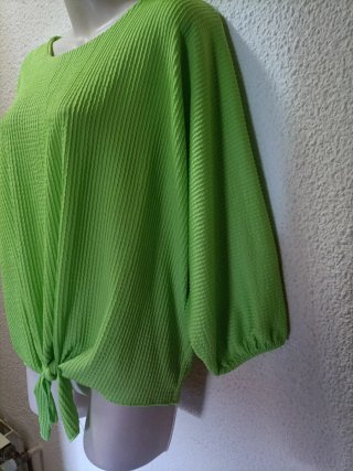 Blusa verde con nudo