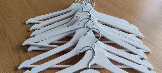 Set 25 Perchas Madera Blanca